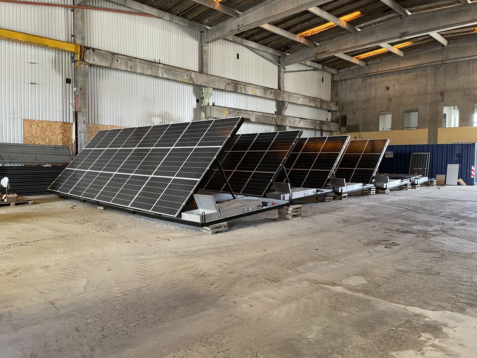 Mobile solcelleanlæg samlet i værksted